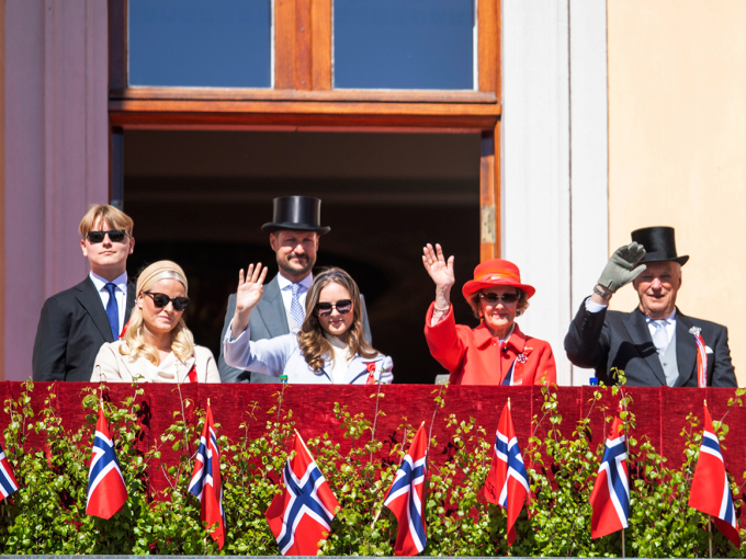 The Royal Family greets the Children's parade in Oslo from the Palace balcony. Photo: Annika Byrde / NTB
